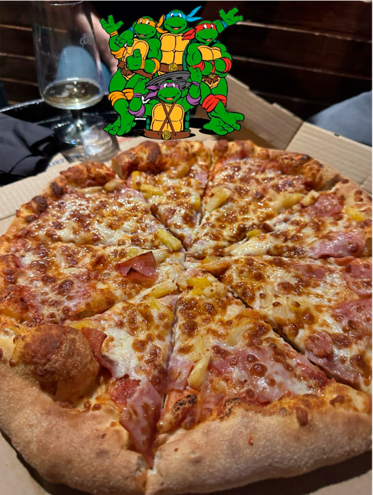 Imagen de una pizza cuatro quesos